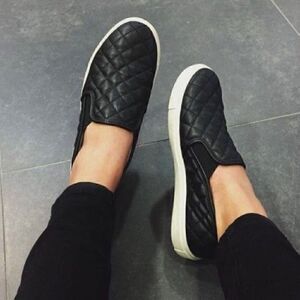 Steve Madden Zaander Quilted Slip on Leather Flocked Fashion Sneaker Women’s 6